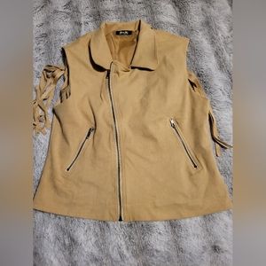 Sleeveless fringe suede jacket